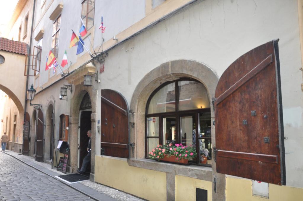 Hotel Cerny Slon Prag Exterior foto